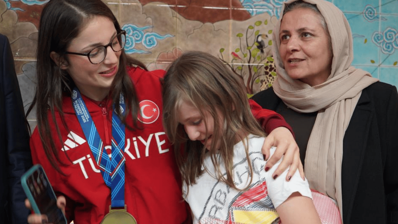Foto - Üst üste Avrupa Şampiyonu oldu! Altın madalyalı boksöre görkemli karşılama