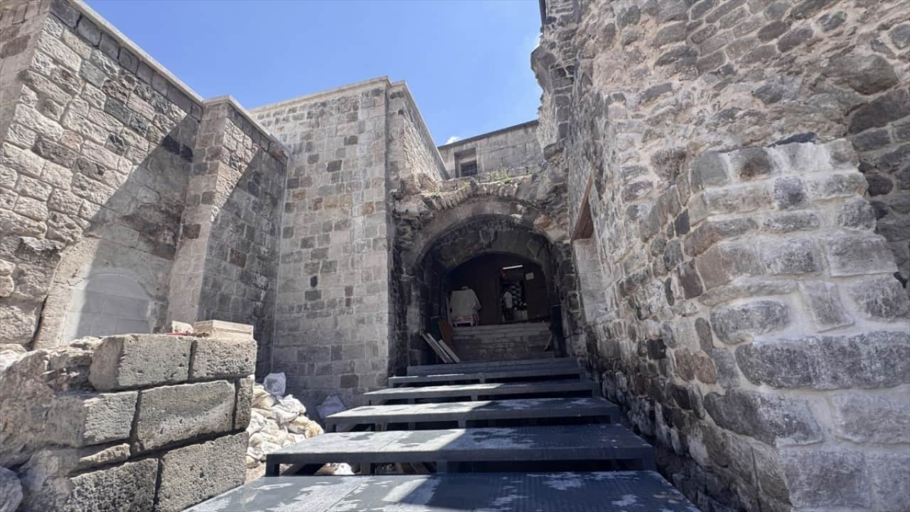 Foto - Üstündeki topraktan kurtuldu tarihi Gön Hanı turizmin hizmetinde