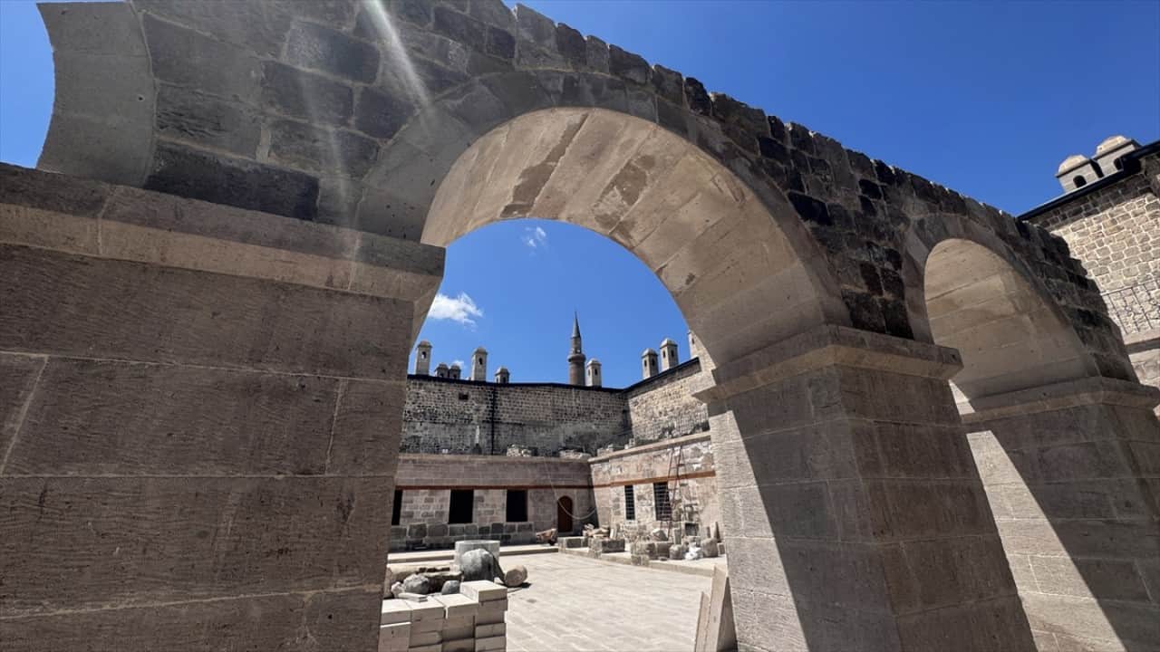Foto - Üstündeki topraktan kurtuldu tarihi Gön Hanı turizmin hizmetinde