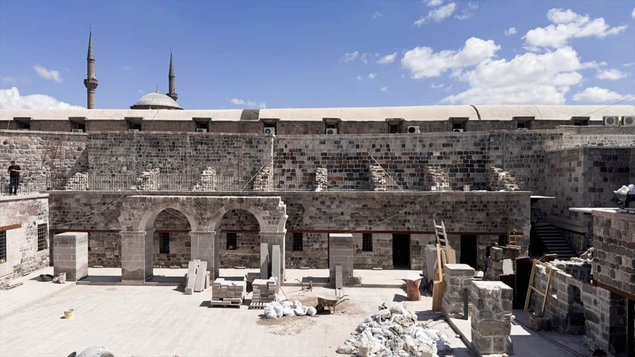 Foto - Üstündeki topraktan kurtuldu tarihi Gön Hanı turizmin hizmetinde
