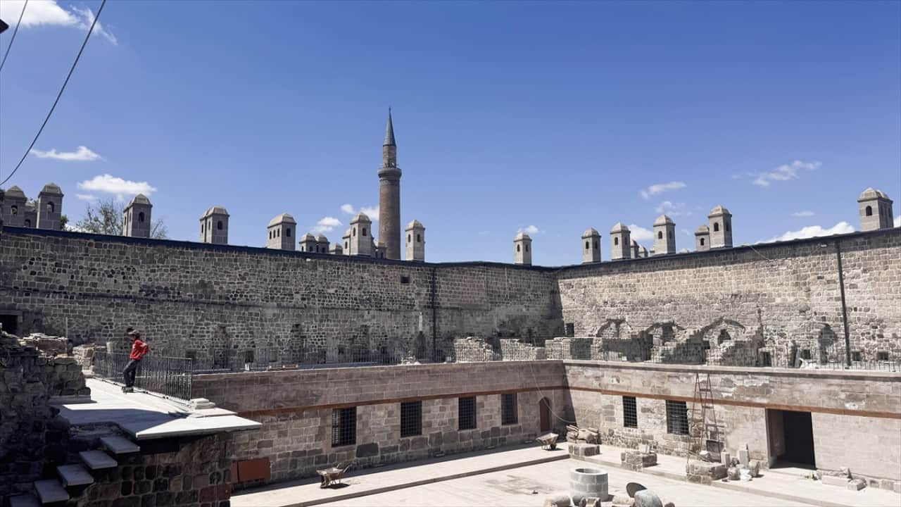 Foto - Üstündeki topraktan kurtuldu tarihi Gön Hanı turizmin hizmetinde