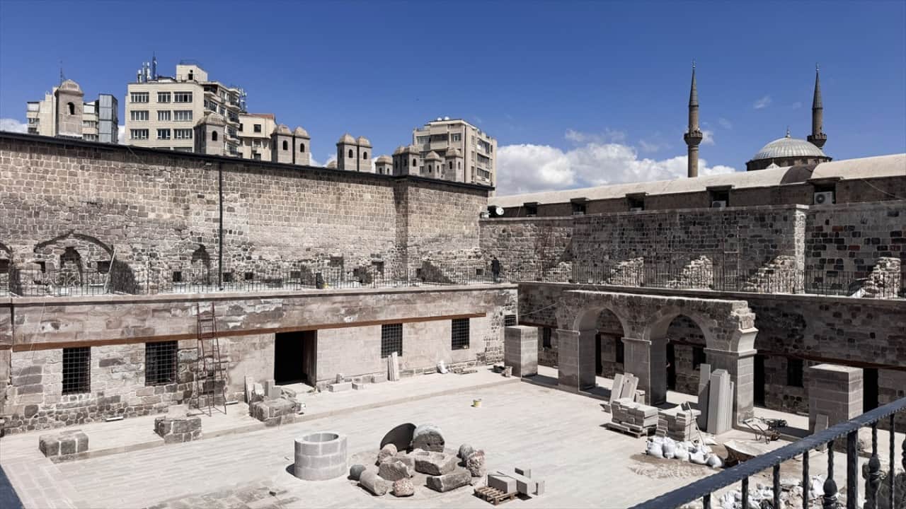 Foto - Üstündeki topraktan kurtuldu tarihi Gön Hanı turizmin hizmetinde