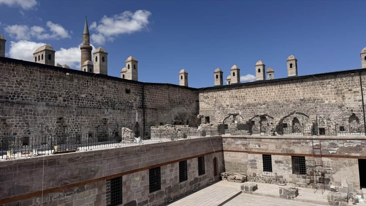 Foto - Üstündeki topraktan kurtuldu tarihi Gön Hanı turizmin hizmetinde