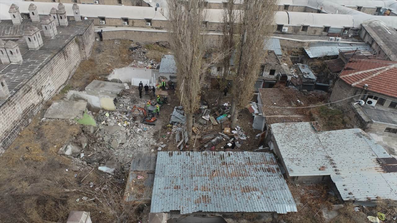 Foto - Üstündeki topraktan kurtuldu tarihi Gön Hanı turizmin hizmetinde