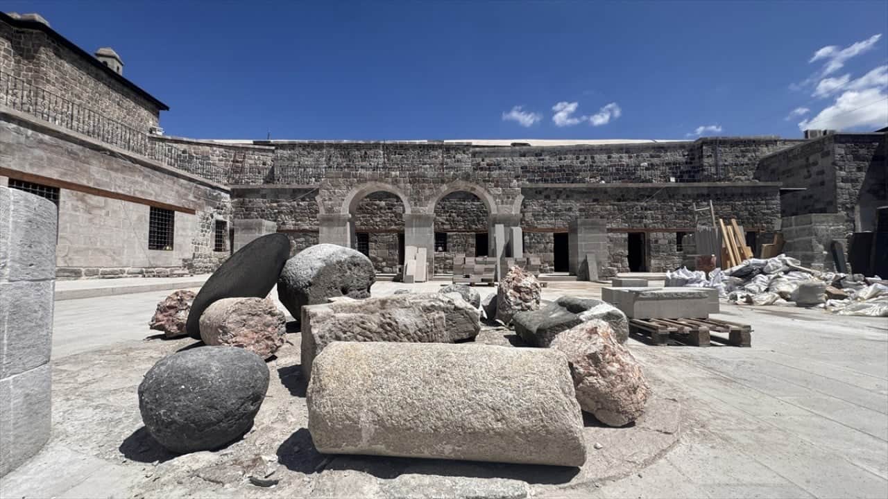 Üstündeki topraktan kurtuldu tarihi Gön Hanı turizmin hizmetinde