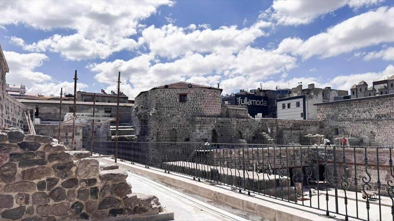 Foto - Üstündeki topraktan kurtuldu tarihi Gön Hanı turizmin hizmetinde