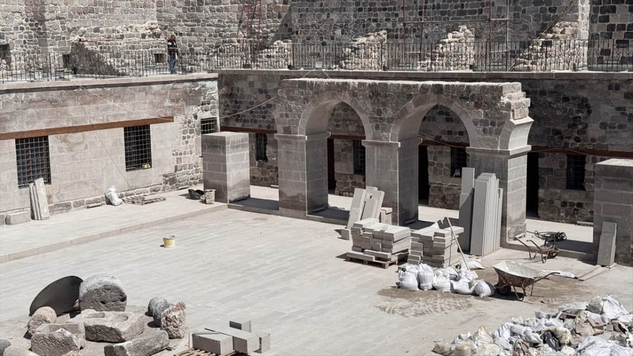 Foto - Üstündeki topraktan kurtuldu tarihi Gön Hanı turizmin hizmetinde