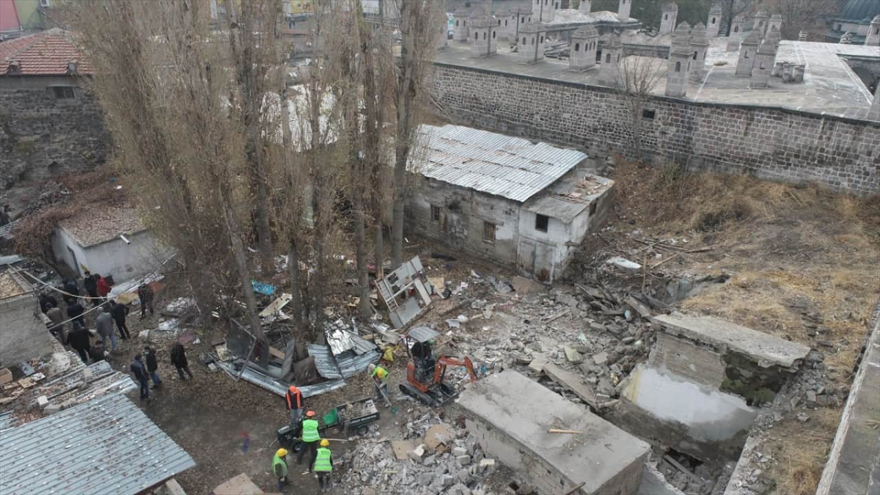 Foto - Üstündeki topraktan kurtuldu tarihi Gön Hanı turizmin hizmetinde