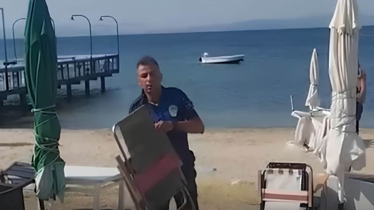 Foto - Uyarılar kar etmeyince devreye girdiler! Şezlong ve şemsiyeler sahilden toplandı!