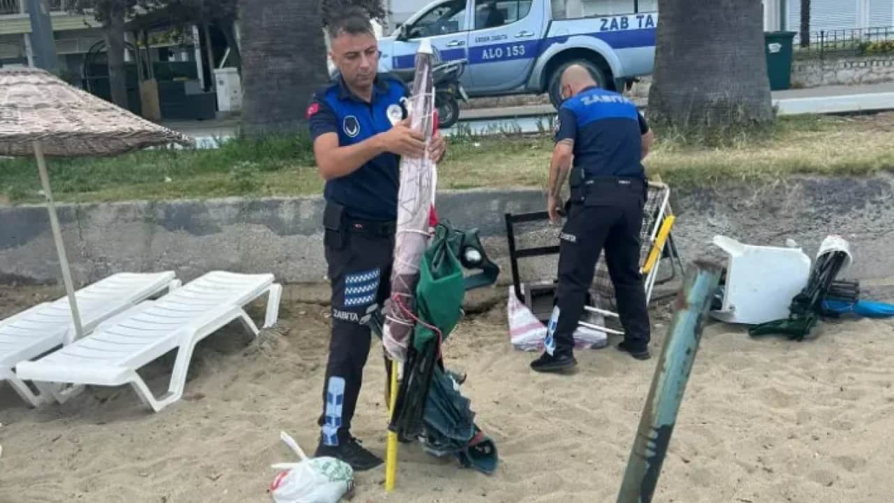 Uyarılar kar etmeyince devreye girdiler! Şezlong ve şemsiyeler sahilden toplandı!