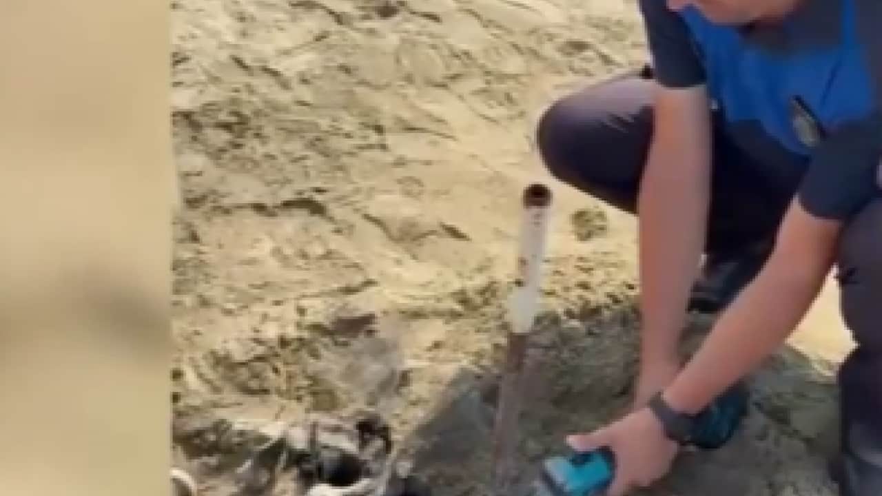 Foto - Uyarılar kar etmeyince devreye girdiler! Şezlong ve şemsiyeler sahilden toplandı!