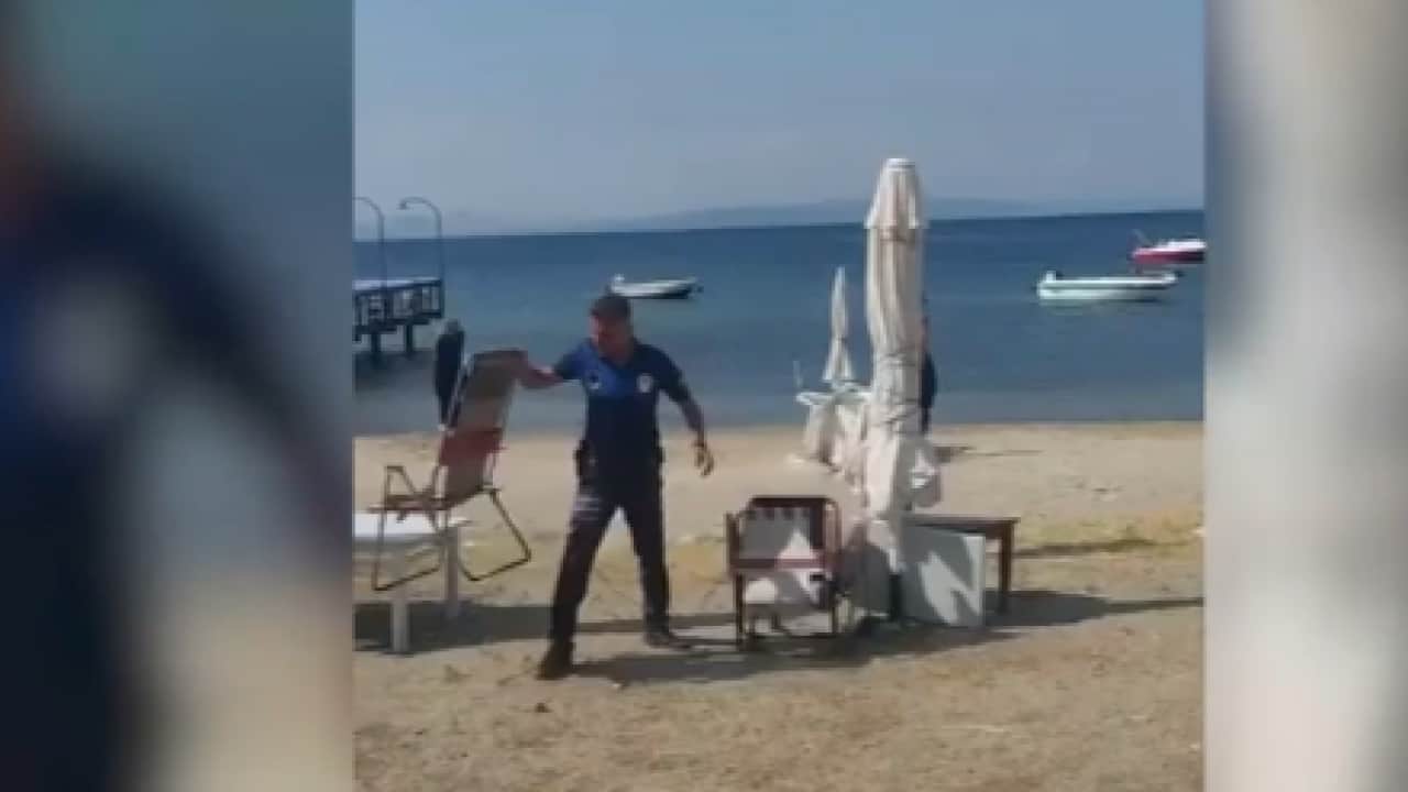 Foto - Uyarılar kar etmeyince devreye girdiler! Şezlong ve şemsiyeler sahilden toplandı!