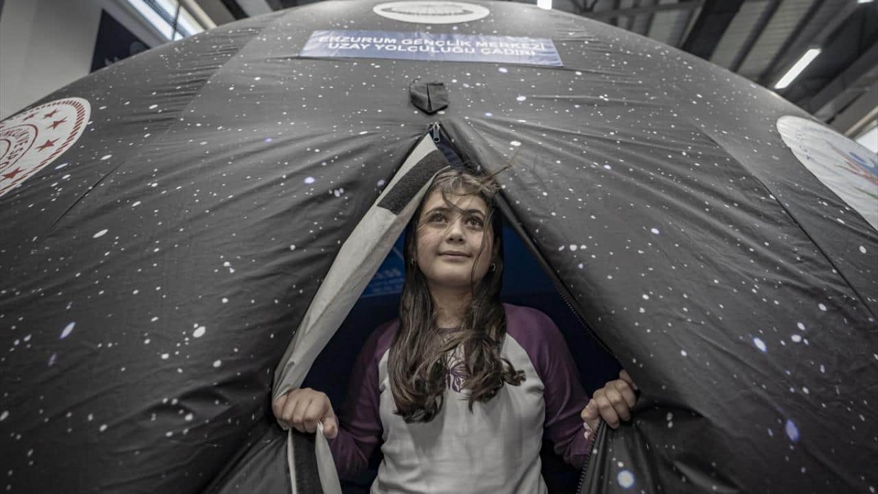 Foto - Uzay çadırında gökyüzünü keşfediyorlar! Çocukların bilim merakı artıyor