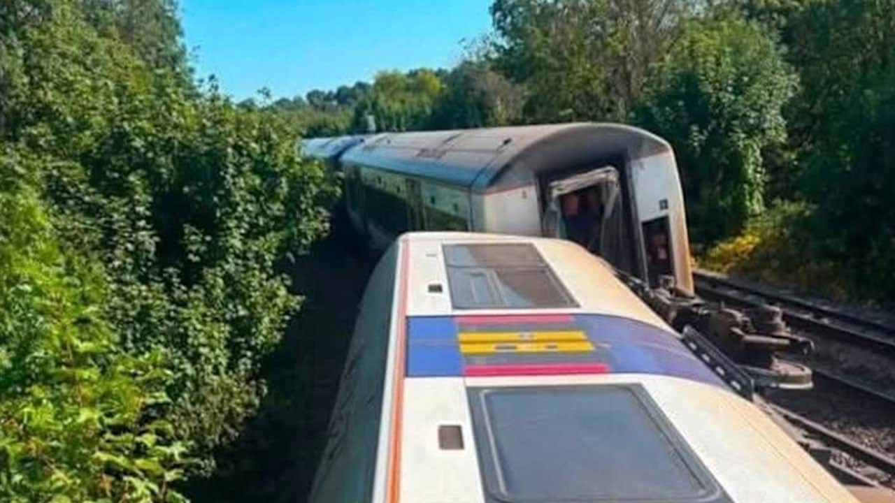 Foto - Vagonlar yan yattı, 11 kişi yaralandı! Yolcu treni raydan çıktı