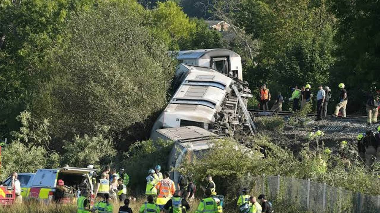 Foto - Vagonlar yan yattı, 11 kişi yaralandı! Yolcu treni raydan çıktı