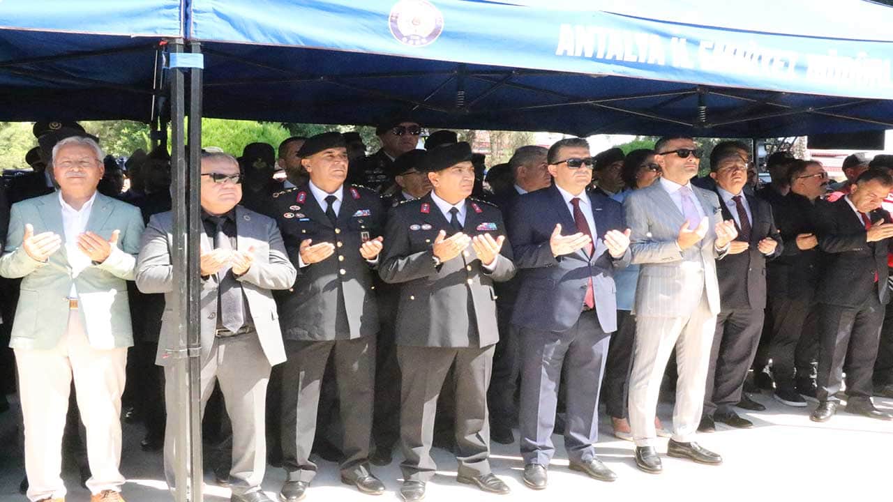 Foto - Vatan hainlerine karşı göğsünü siper etmişti! 15 Temmuz kahramanı Muhammet Oğuz Kılınç kabri başında dualarla anıldı!