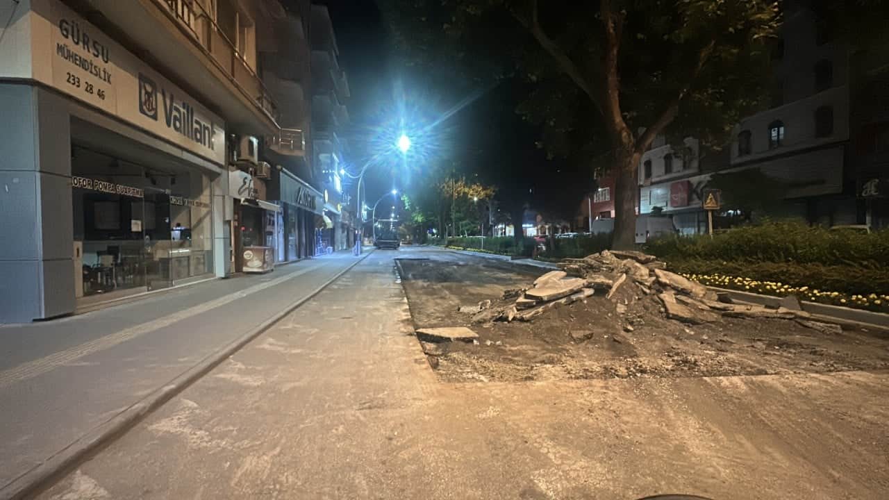 Foto - Vatandaş gece gürültüsüne dayanamadı! Polisi çağırıp belediyenin yol çalışmasını durdurdu