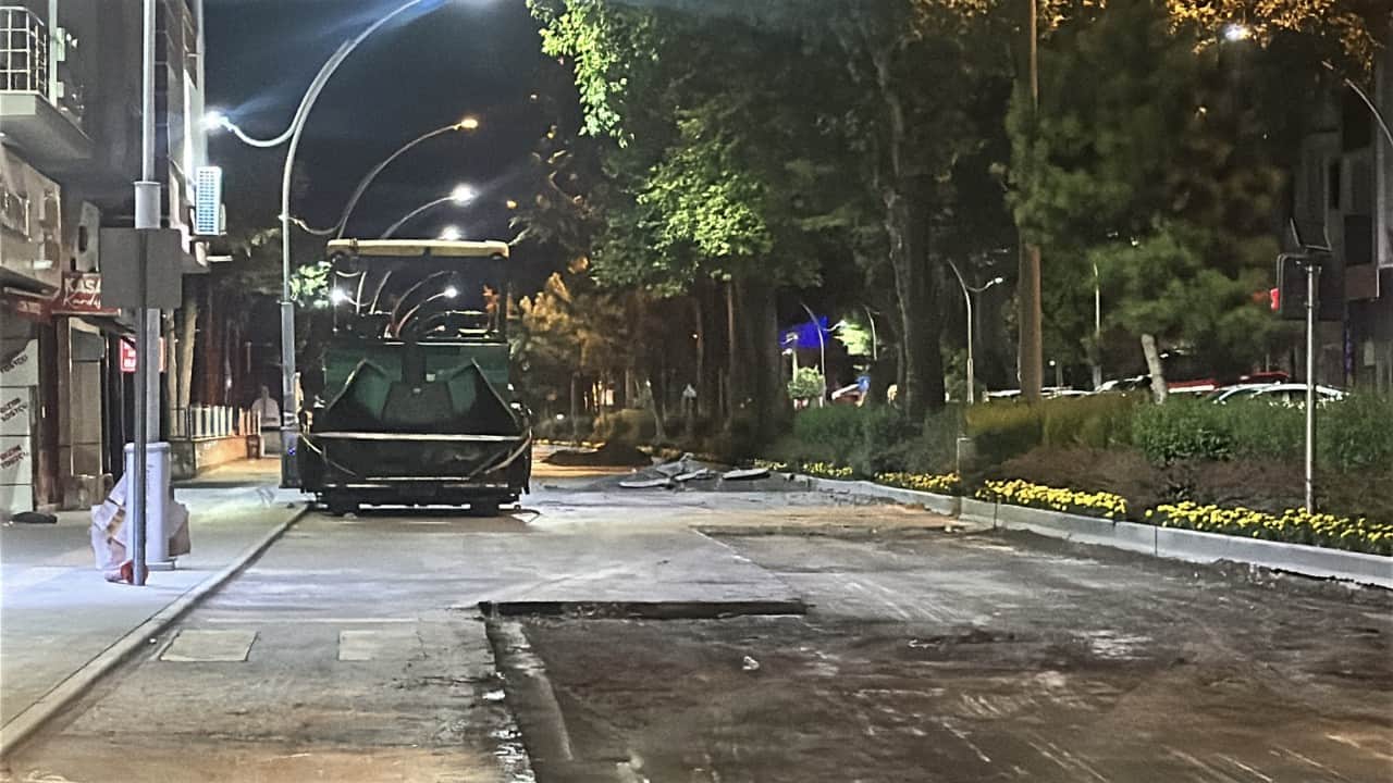 Foto - Vatandaş gece gürültüsüne dayanamadı! Polisi çağırıp belediyenin yol çalışmasını durdurdu