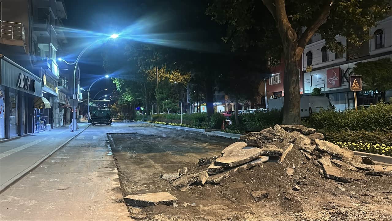 Foto - Vatandaş gece gürültüsüne dayanamadı! Polisi çağırıp belediyenin yol çalışmasını durdurdu