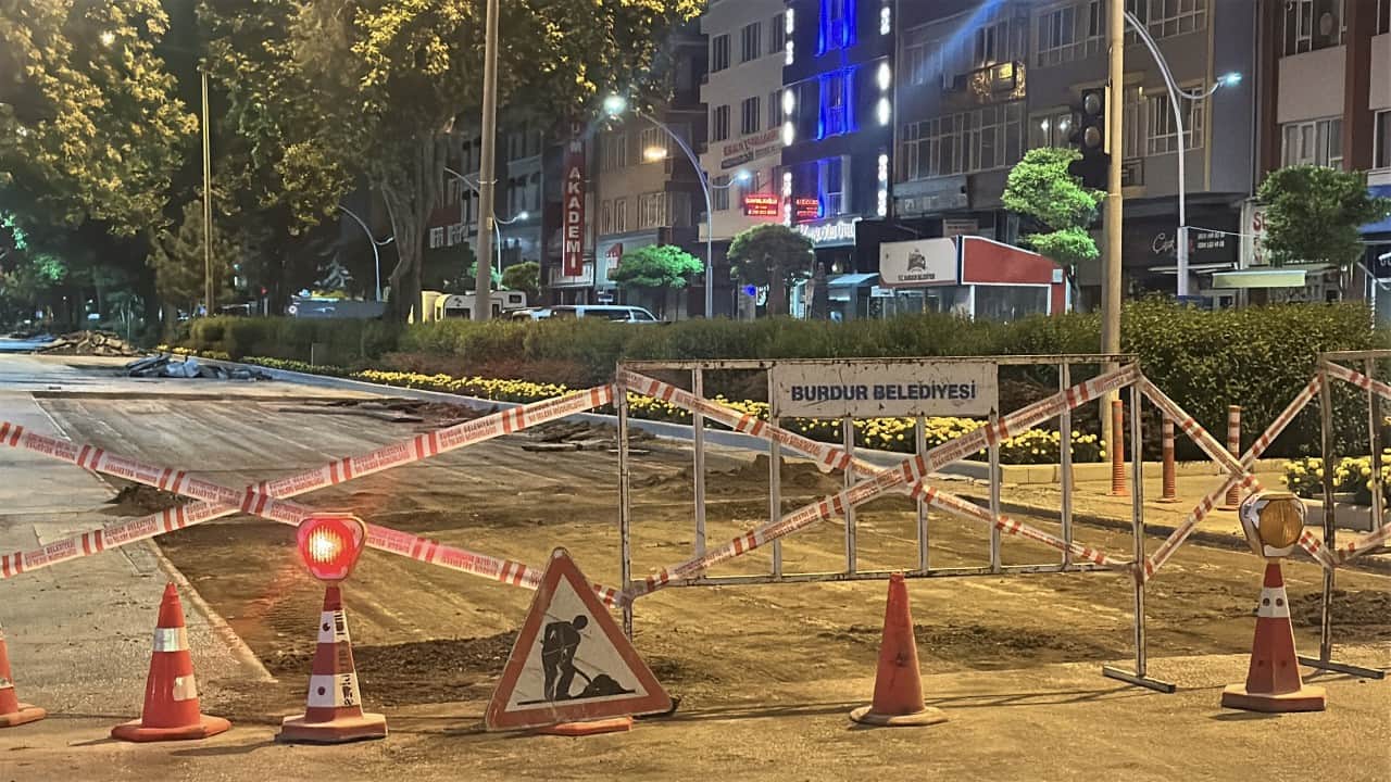 Foto - Vatandaş gece gürültüsüne dayanamadı! Polisi çağırıp belediyenin yol çalışmasını durdurdu