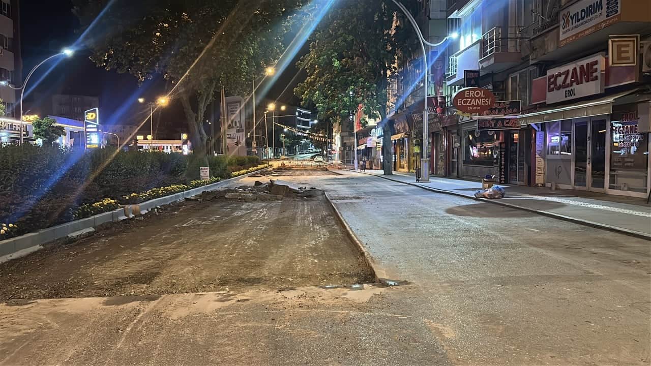 Foto - Vatandaş gece gürültüsüne dayanamadı! Polisi çağırıp belediyenin yol çalışmasını durdurdu