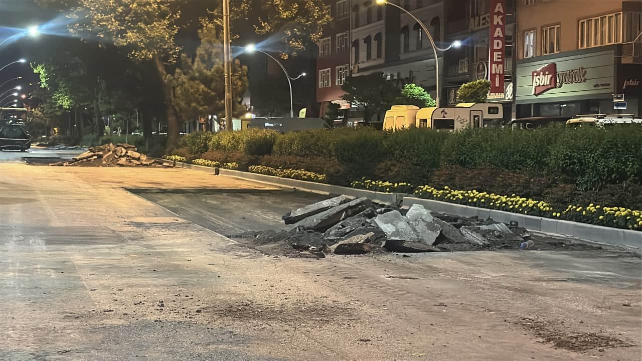 Foto - Vatandaş gece gürültüsüne dayanamadı! Polisi çağırıp belediyenin yol çalışmasını durdurdu