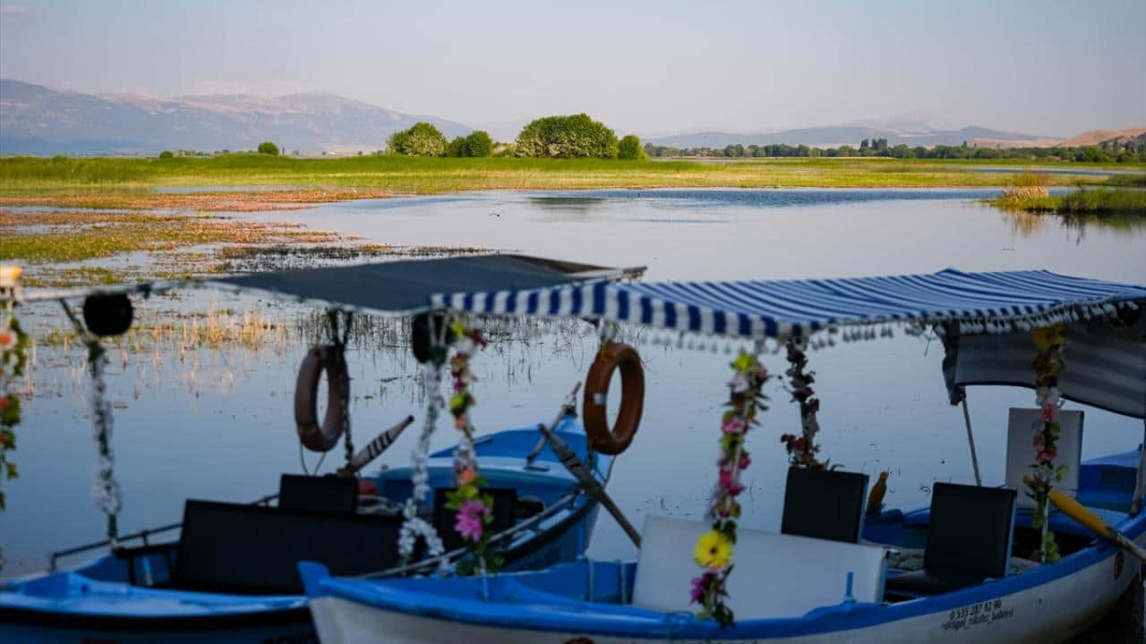Foto - Yağışlar turizme olumlu yansıdı! Işıklı Gölü'nde ‘nilüfer mevsimi’ sonbahara uzadı