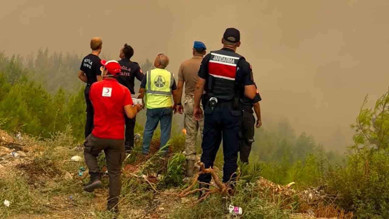 Foto - Yangından etkilenen bölgelere kumanya ve su dağıtıyor: Kızılay afetzedelere destek için sahada
