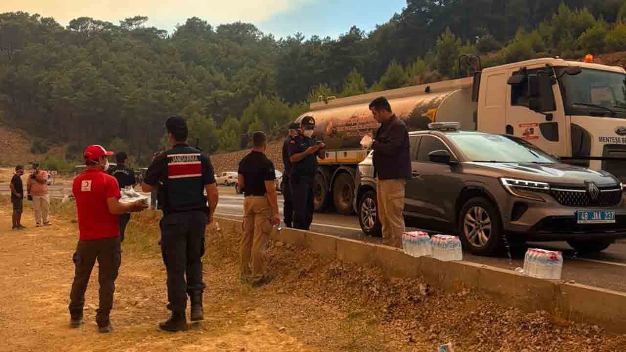 Foto - Yangından etkilenen bölgelere kumanya ve su dağıtıyor: Kızılay afetzedelere destek için sahada