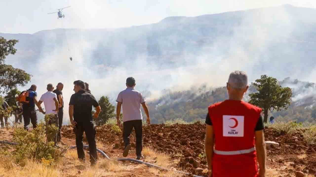 Foto - Yangından etkilenen bölgelere kumanya ve su dağıtıyor: Kızılay afetzedelere destek için sahada