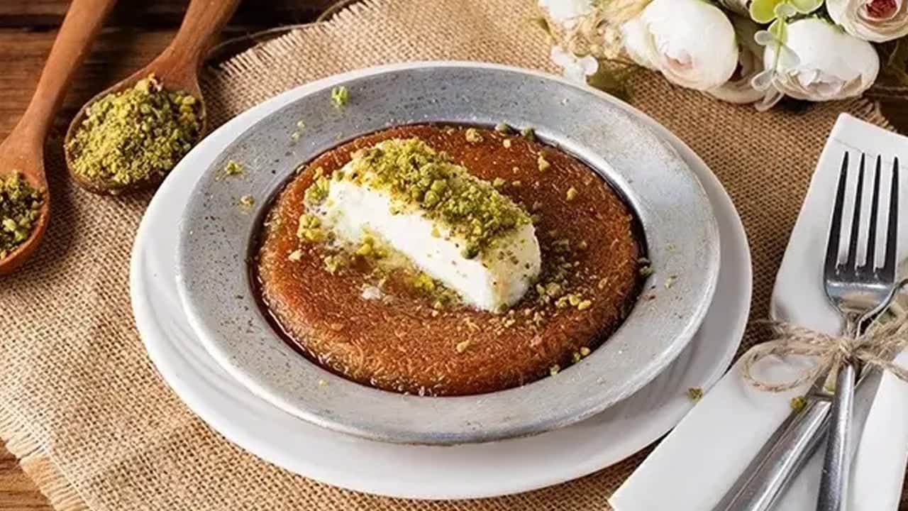 Foto - Yapan yine yaptı: Antep usulü künefe tel tel ayrılıyor! Bunu yap pişman olma: Masarifiler bayılacak...