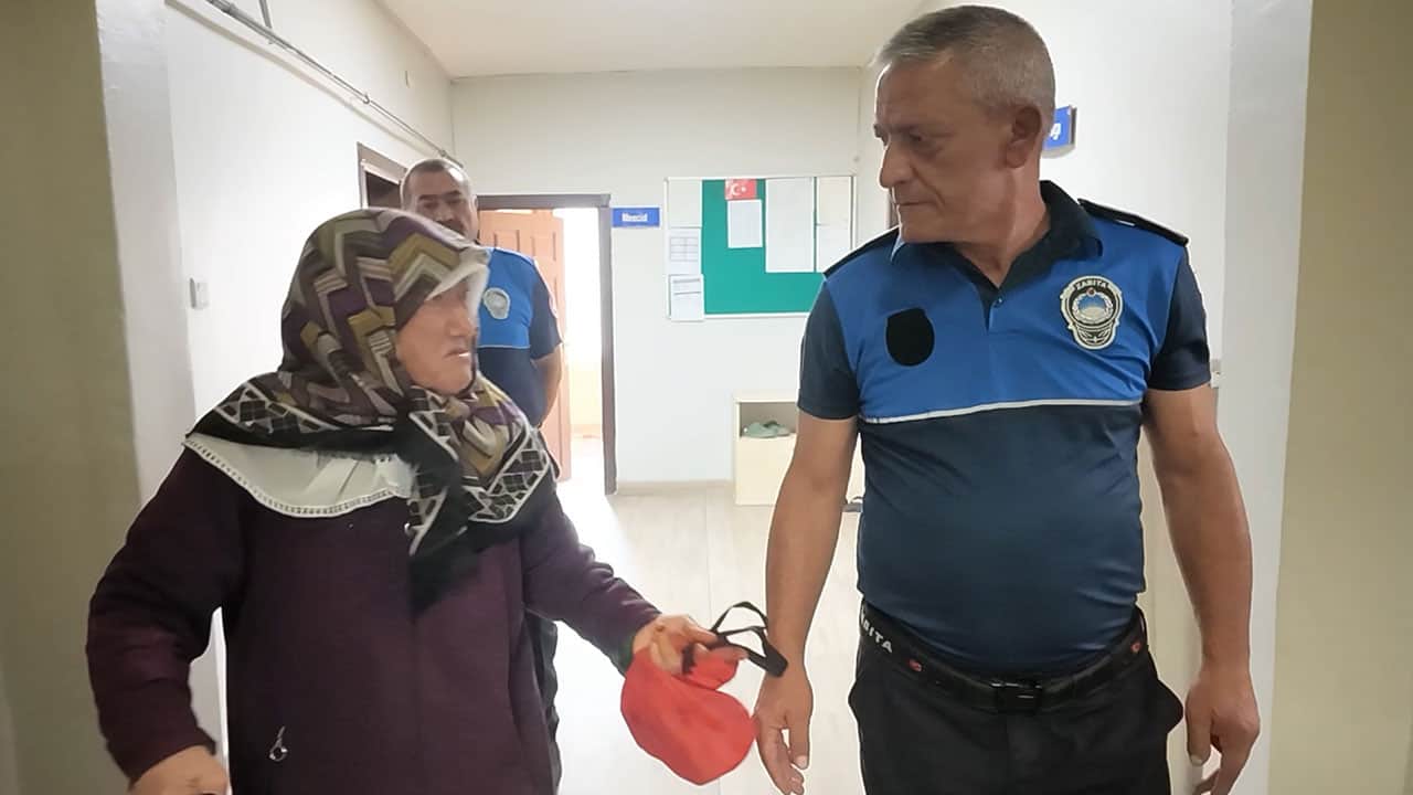 Foto - Yarım günde neredeyse asgari ücret toplamış! Parasına el konulan dilenci zabıtadan yol parası istedi 