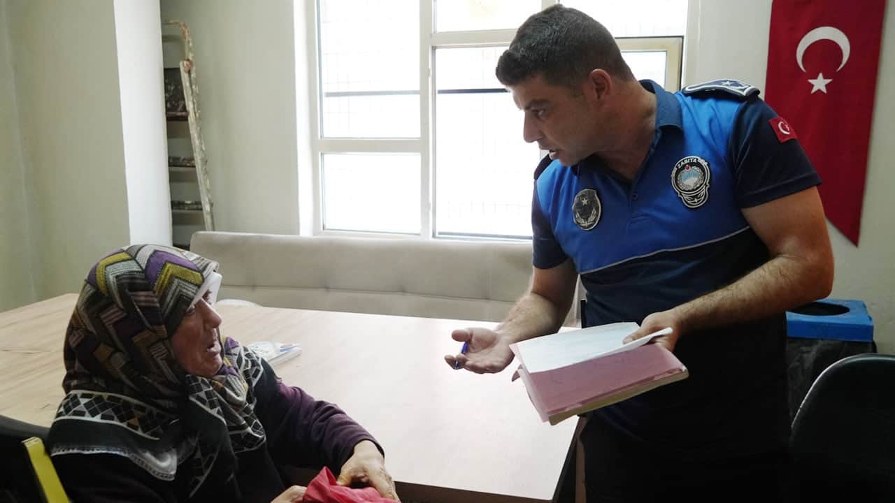 Foto - Yarım günde neredeyse asgari ücret toplamış! Parasına el konulan dilenci zabıtadan yol parası istedi 