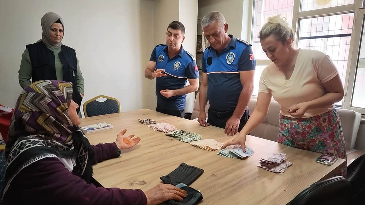 Yarım günde neredeyse asgari ücret toplamış! Parasına el konulan dilenci zabıtadan yol parası istedi 