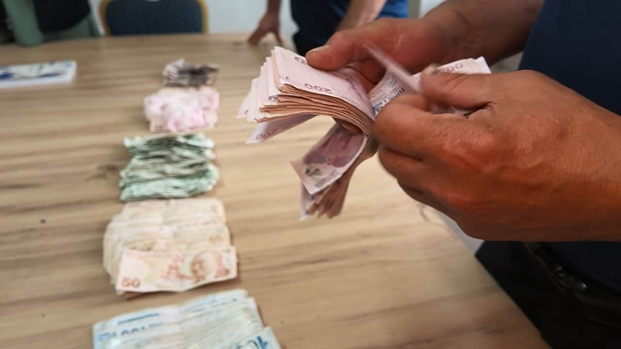 Foto - Yarım günde neredeyse asgari ücret toplamış! Parasına el konulan dilenci zabıtadan yol parası istedi 
