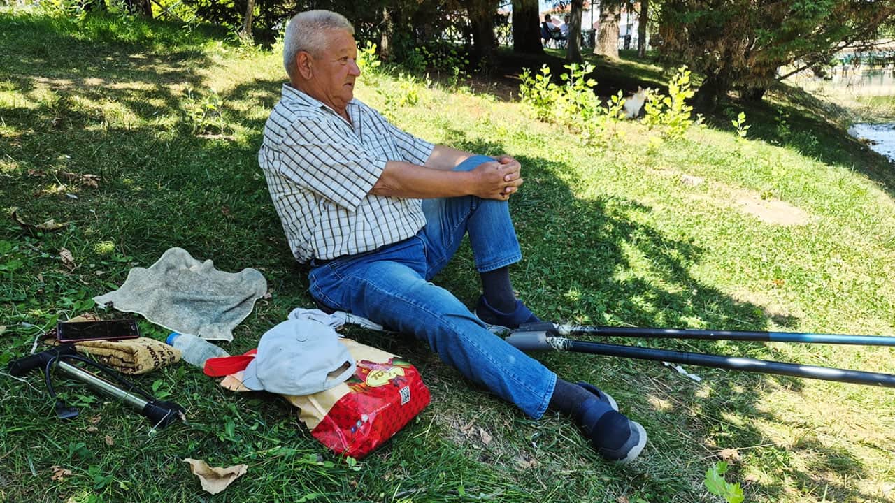 Foto - Yaşlı balıkçı ve akıllı kedi! Biri tuttu, diğeri yedi!