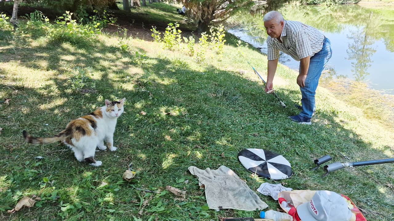 Foto - Yaşlı balıkçı ve akıllı kedi! Biri tuttu, diğeri yedi!