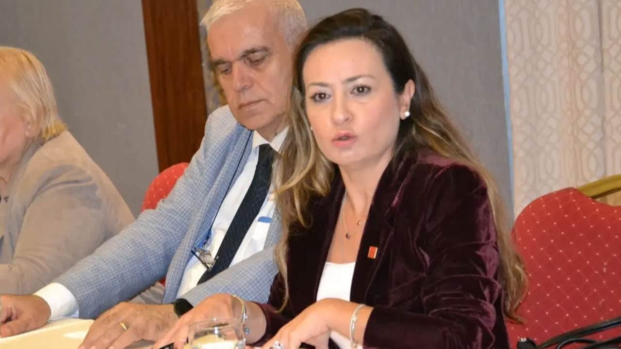 Foto - Yeni partili başkan suçu eşine attı! ‘Benim o kadar param yok’