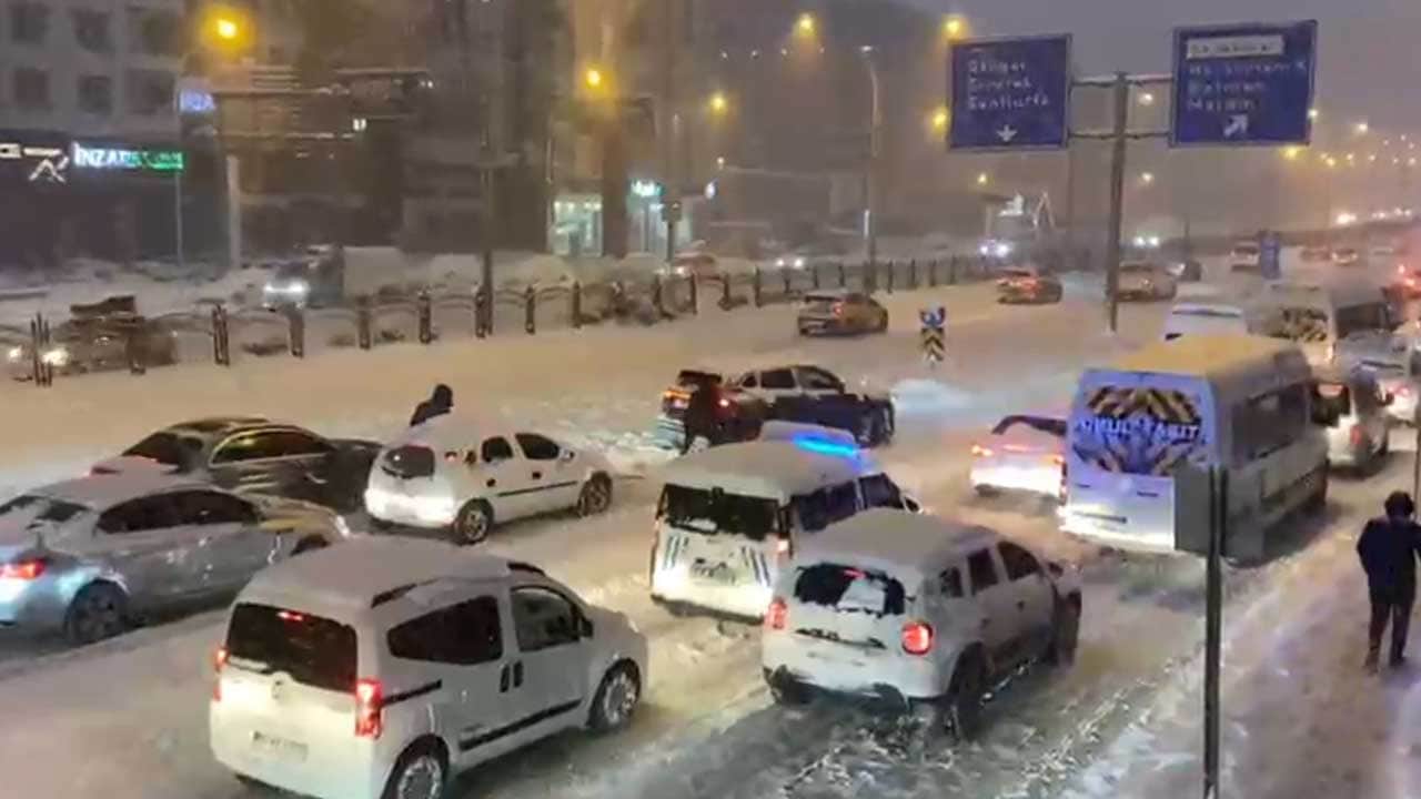 Foto - Yoğun kar yağışı etkili oluyor! Araçlar yolda kaldı, uçak seferleri iptal edildi