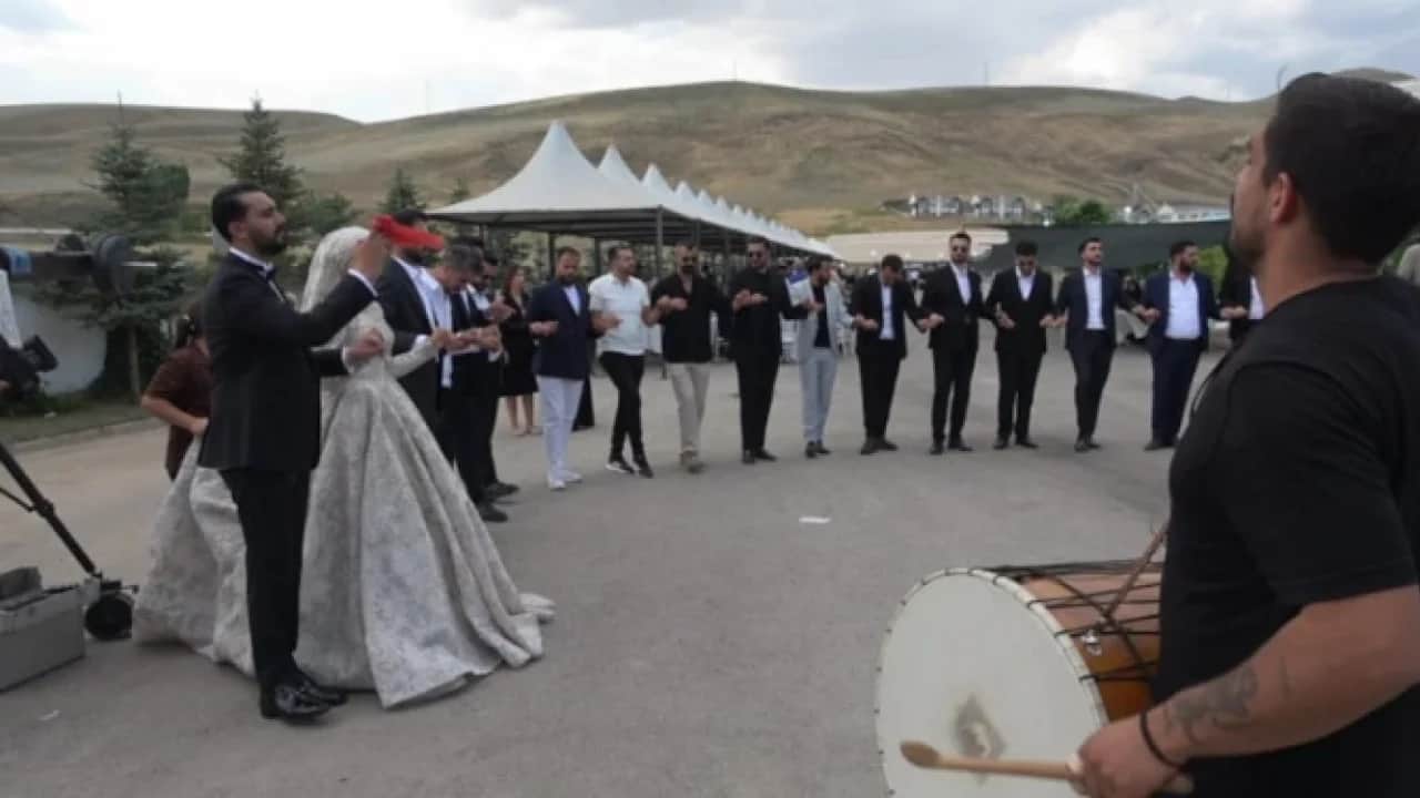 Aşiret düğünü böyle olur: Bavul bavul altın taşıdılar!