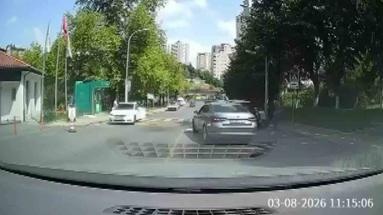Foto - Yokuş aşağı kayan aracı son anda durdurdu: Dikkatli sürücü bir faciayı önledi