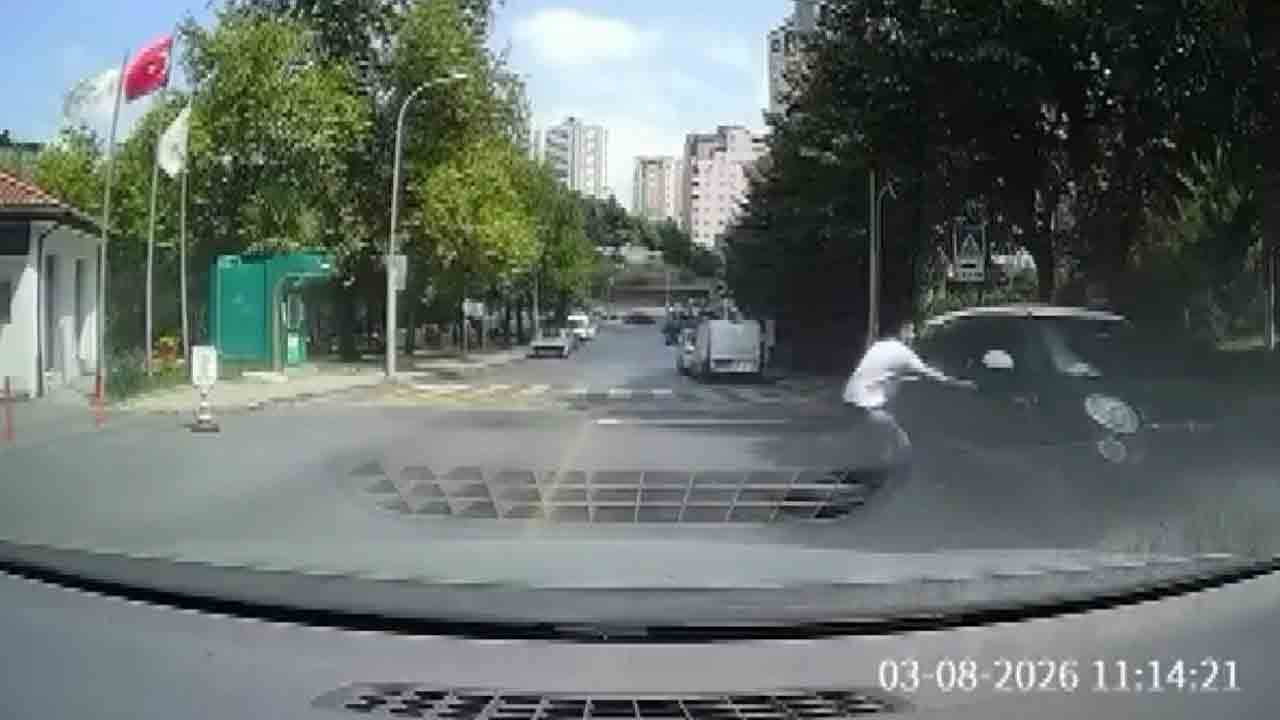 Foto - Yokuş aşağı kayan aracı son anda durdurdu: Dikkatli sürücü bir faciayı önledi