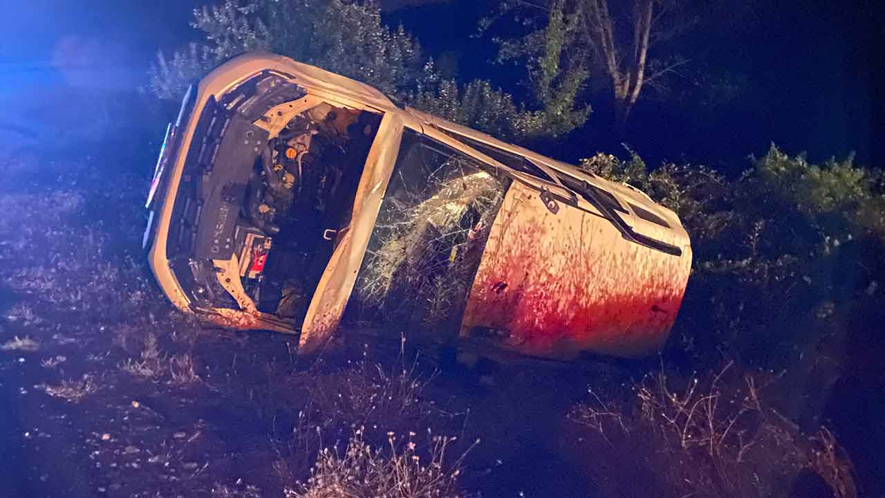 Foto - Yola fırlayan büyükbaş ortalığı savaş alanına çevirdi! Üç araç birbirine girdi, 6 yaralı!