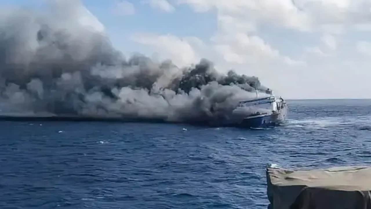 Foto - Yolcu feribotu alev aldı! 5 kişi hayatını kaybetti, onlarca kayıp var
