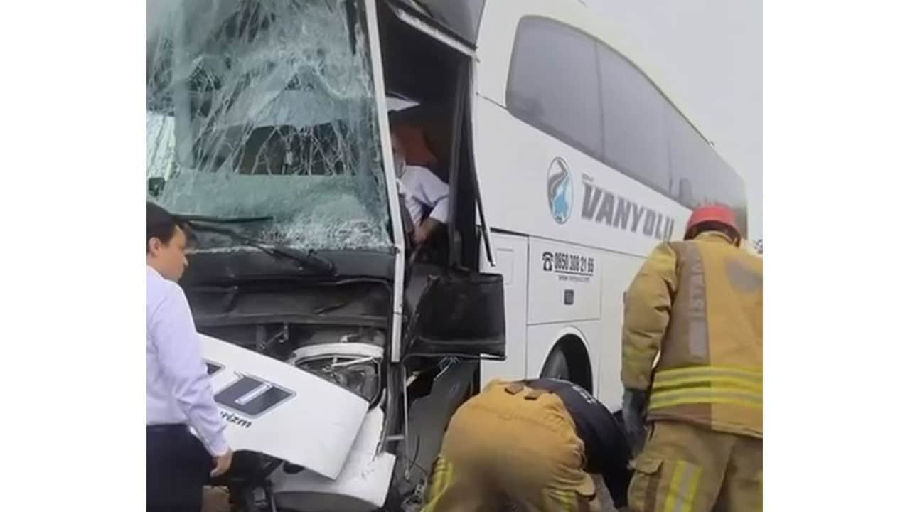 Foto - Yolcu otobüsü ile İETT otobüsü çarpıştı! İstanbul'da can pazarı