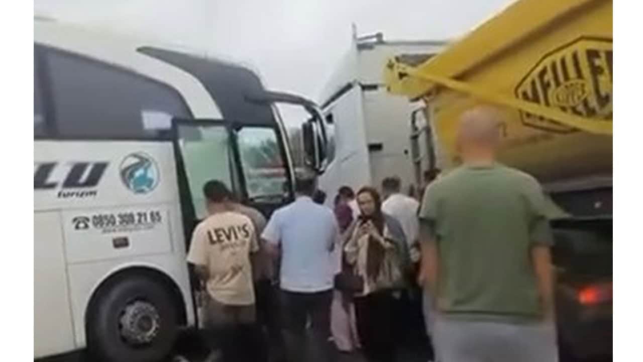 Foto - Yolcu otobüsü ile İETT otobüsü çarpıştı! İstanbul'da can pazarı
