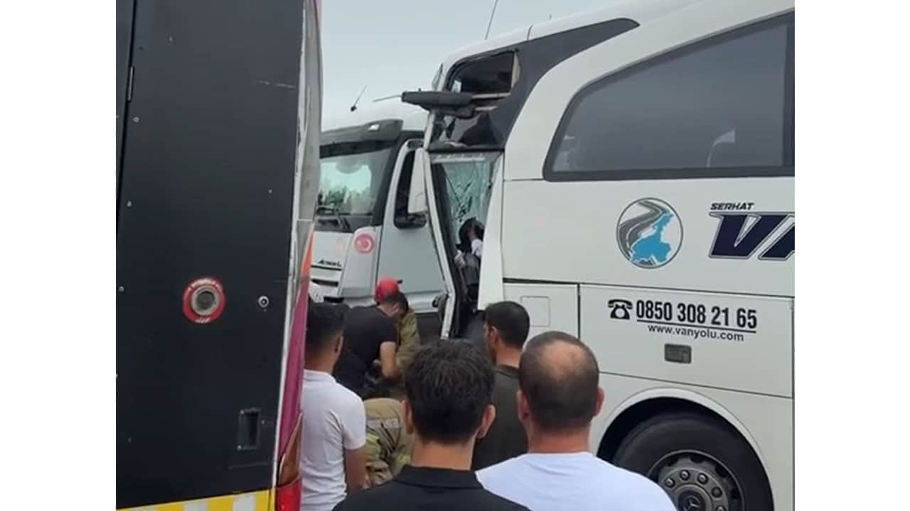 Foto - Yolcu otobüsü ile İETT otobüsü çarpıştı! İstanbul'da can pazarı