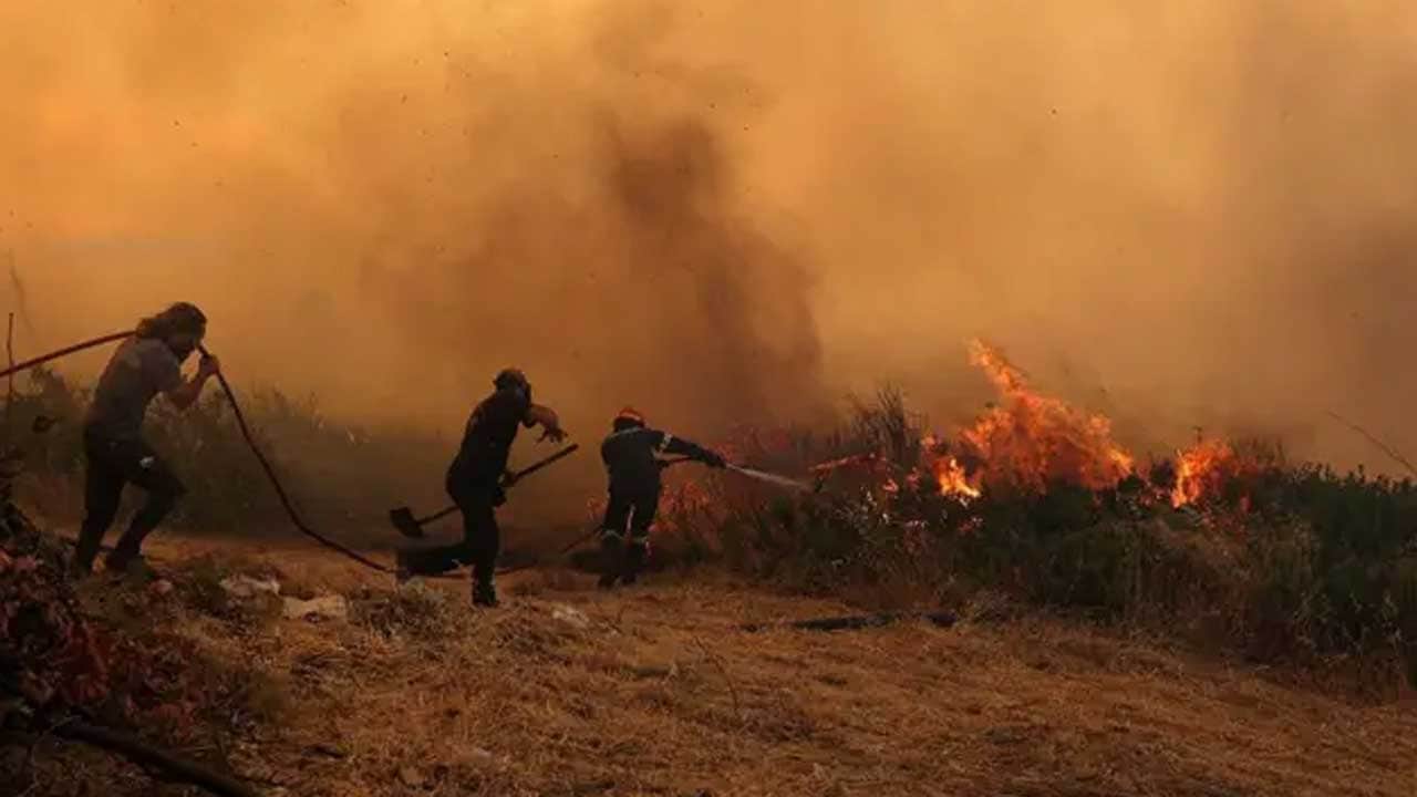 Foto - Yunanistan'ın kalbi Atina'da felaket! Uçaklar ve helikopterler havalandı