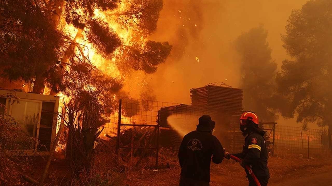 Foto - Yunanistan'ın kalbi Atina'da felaket! Uçaklar ve helikopterler havalandı