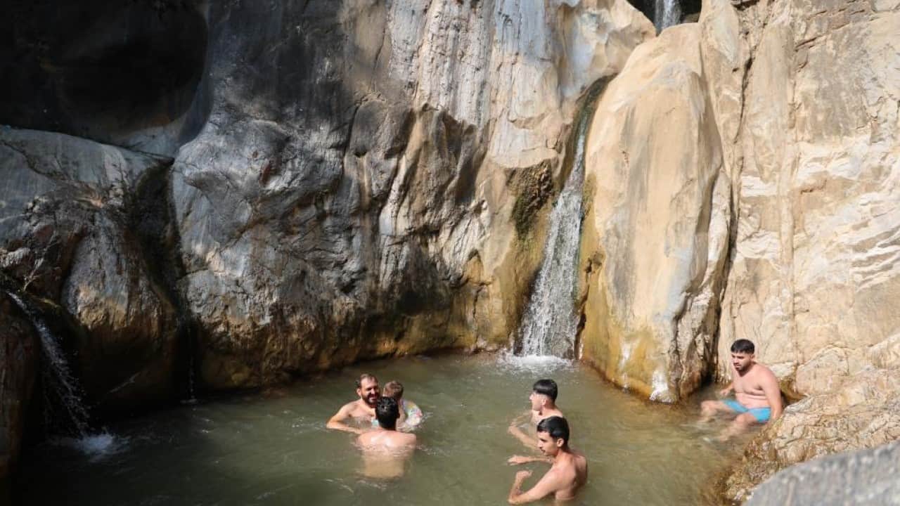 Foto - ‘Yüzme bilmeyen girmesin’ Ölüme davetiye çıkarıp sulama kanalında yüzdüler